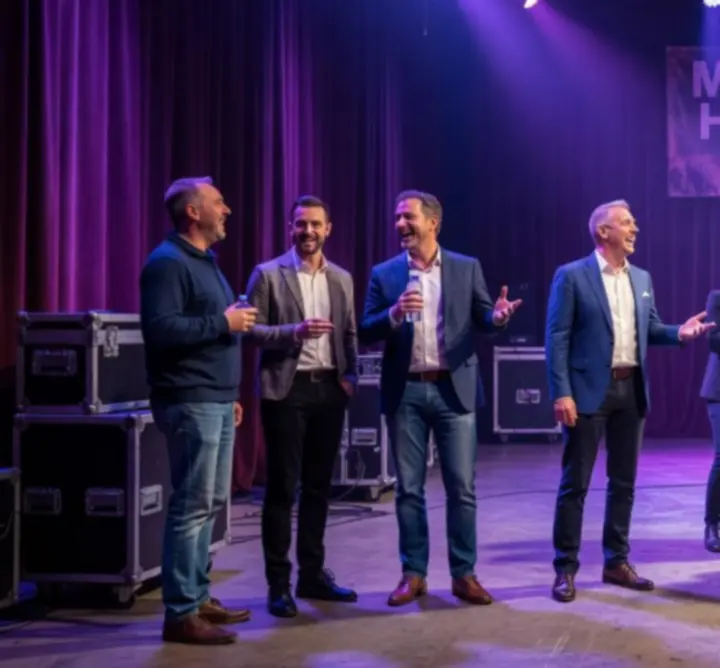 Fellépő komikusok és humoristák a színpad mögött, stand-up estre készülve