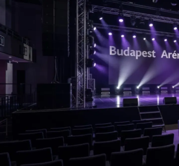 Modern koncertszínpad fénytechnikával
